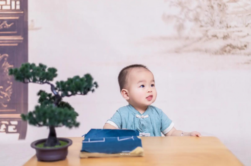 金坛怀孕肚子中间凹两边凸